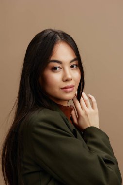 Güzel bir kadın şık kıyafetler moda kozmetik cazibesi izole edilmiş bir arka plan