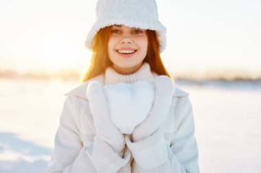 Genç kadın kızıl saçlı kar tarlası kışlık giysiler güneşli kış günü yaşam tarzı