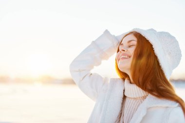 Kadın kızıl saçlı kar tarlası kışlık giysiler güneşli kış günü temiz hava