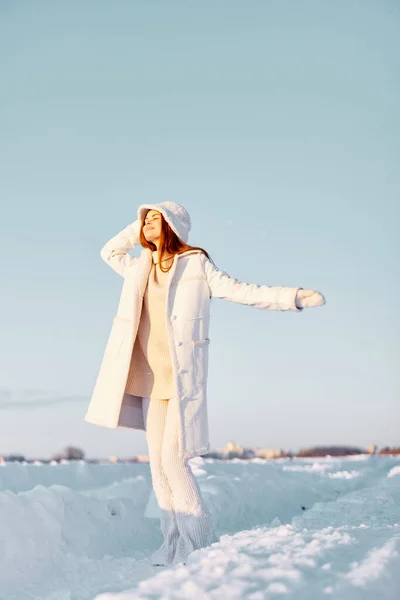 帽子の冬の風景の中に白いコートの美しい女性歩く新鮮な空気 — ストック写真
