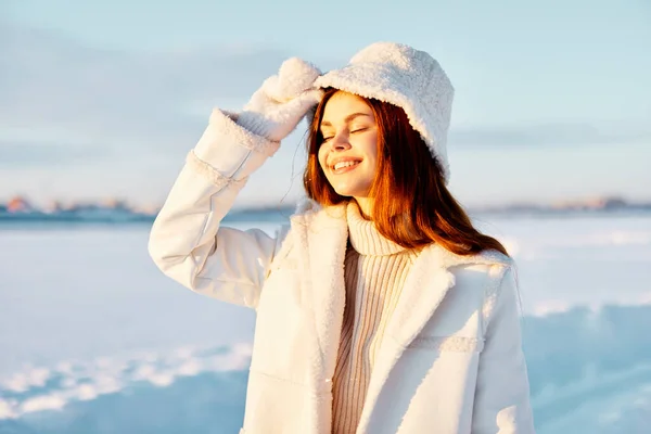 Hermosa mujer pelo rojo nieve campo invierno ropa aire fresco —  Fotos de Stock