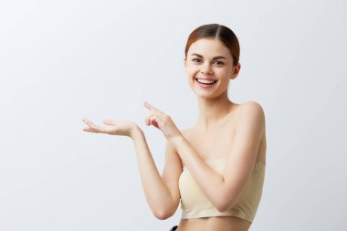 Portre kadın çıplak omuzlar saf cilt cazibesi izole arka plan