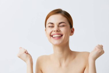 Gülümseyen kadın çıplak omuzlu temiz cilt cazibesi model izole bir arka plan