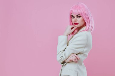 Güzel, modaya uygun, modern tarz pembe saçlı, kırmızı dudaklı, arka planda değişiklik yok.