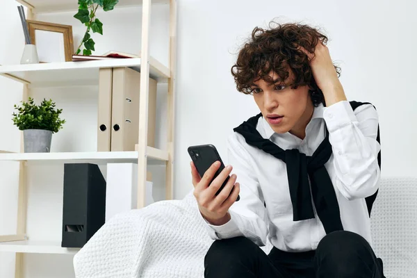 Homem na sala no sofá com o telefone on-line aprendendo sala de estar — Fotografia de Stock