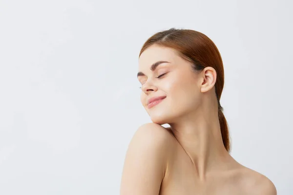 Retrato mujer posando limpio cuidado de la piel atractivo mirada aislado fondo —  Fotos de Stock