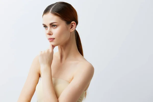 Schöne Frau nackte Schultern reine Haut Glamour isoliert Hintergrund — Stockfoto