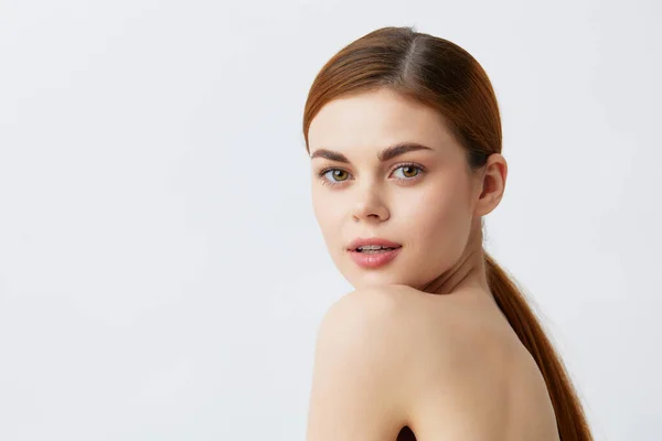 Retrato mujer posando limpio cuidado de la piel atractivo mirada aislado fondo —  Fotos de Stock