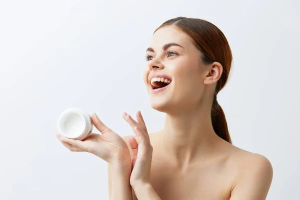Csinos nő test krém pózol tiszta bőr ellátás vonzó megjelenés spa kezelések — Stock Fotó