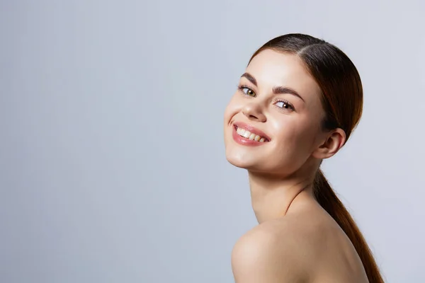 Portret vrouw glimlachen vrouw blote schouders schoon huid charme close-up Lifestyle — Stockfoto