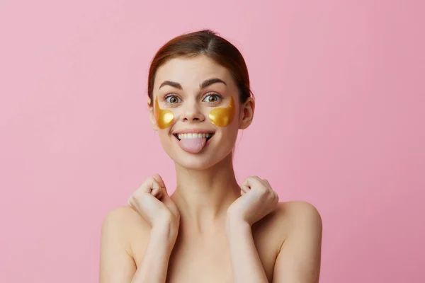 Cantik patch wanita peremajaan kulit menyenangkan setelah mandi close-up Lifestyle — Stok Foto