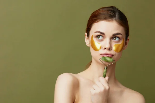 Perempuan perawatan wajah wajah tambalan bahu telanjang kebersihan close-up Gaya hidup — Stok Foto
