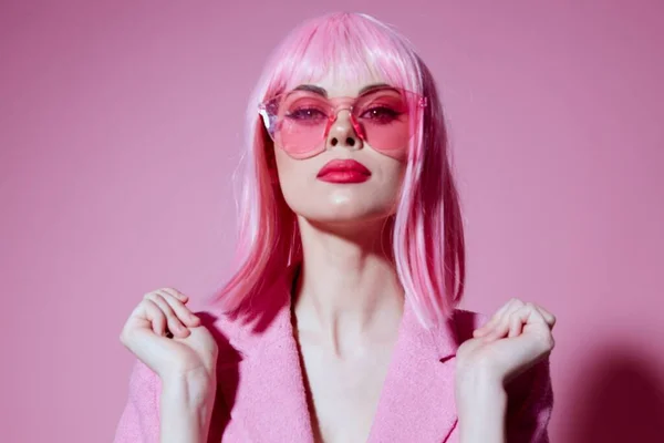 Beauty Módní žena gesta s rukama s růžovou bundou monochromatický výstřel beze změny — Stock fotografie