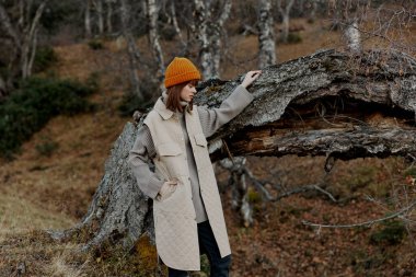 Yapraksız genç kadın ağaçlar seyahat eder temiz hava manzarası