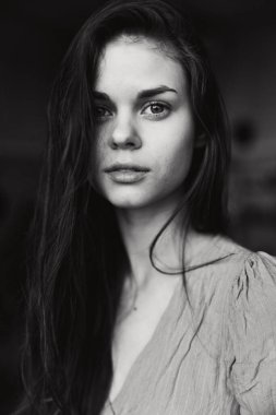 Dışarıda poz veren güzel bir kadının portresi zarif bir moda.