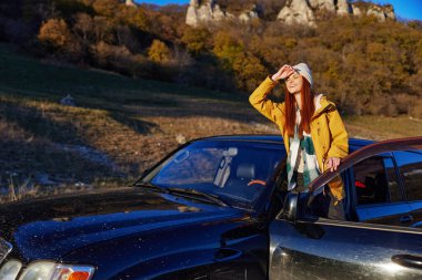 Kadın arabaları dağlara geziye çıkıyor. Manzara rahatlatıcı.