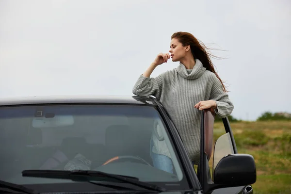 Retrato de una mujer cerca de viaje en coche naturaleza viaje estilo de vida — Foto de Stock