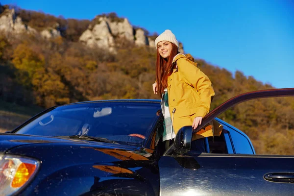 Женщина турист черный автомобиль Природа приключения отдыха — стоковое фото