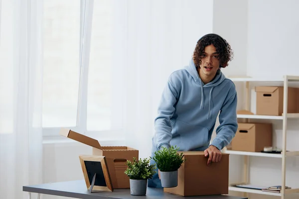 Retrato de un hombre cajas de cartón en la habitación desembalaje en auriculares Estilo de vida — Foto de Stock