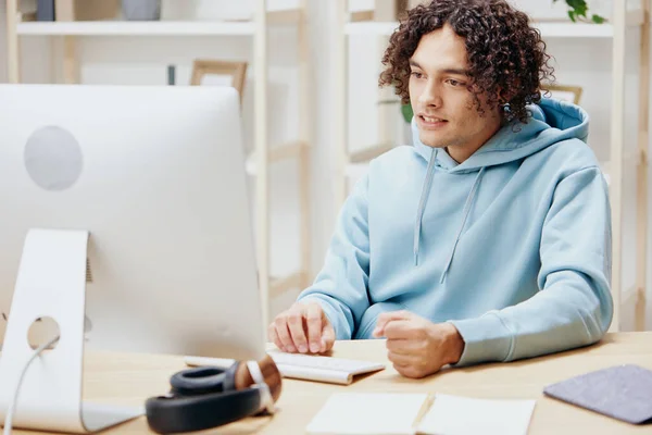 Bilgisayar önünde mavi ceketli genç bir adam. Yaşam tarzı. — Stok fotoğraf