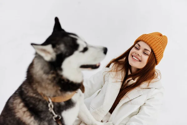 Glückliche junge Frau im Freien auf einem Feld im Winterspaziergang mit einem Hund Winterurlaub — Stockfoto