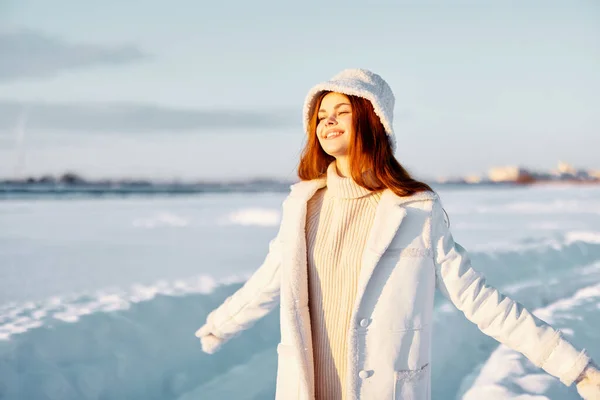 女性の赤い髪雪のフィールド冬服新鮮な空気 — ストック写真