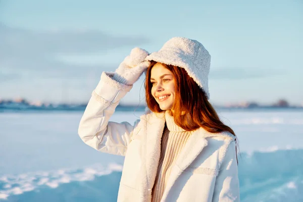 Hermosa mujer invierno ropa caminar nieve frío vacaciones viaje —  Fotos de Stock