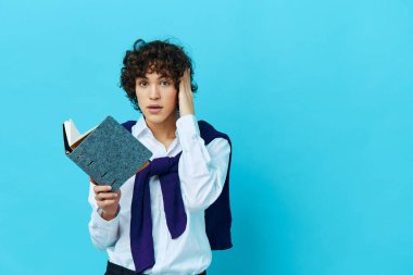 Not defterinde yazılı erkek eğitimi, el hareketleriyle izole edilmiş bir geçmiş.