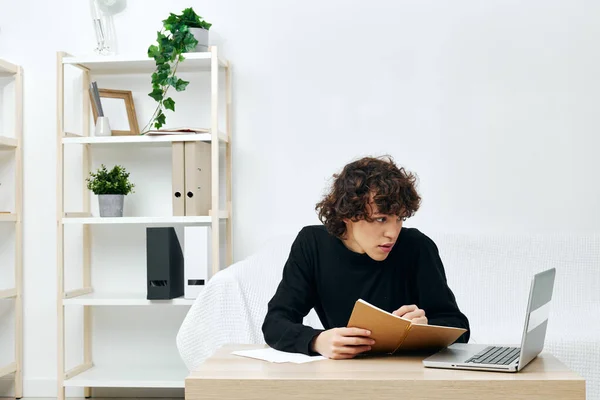 Guy laptop zittend op witte bank online training Lifestyle technologie — Stockfoto