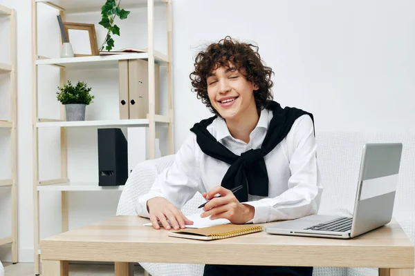 Man op een witte bank voor een laptop leren Lifestyle technologie — Stockfoto