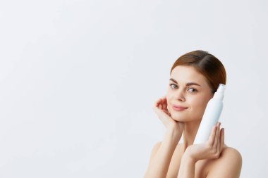 Portre kadın losyonu kavanozu temiz cilt bakımı izole edilmiş arka plan