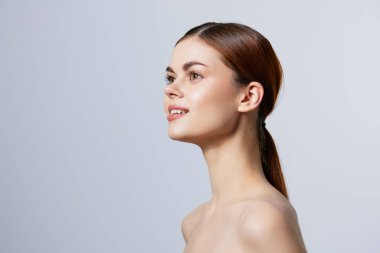 Portre kadın çıplak omuzlar saf ten rengi arka plan