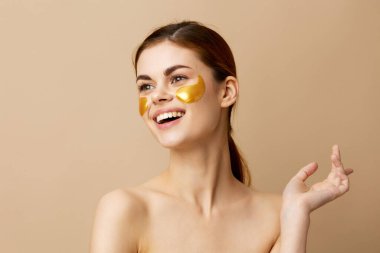 Güzel kadın cilt bakımı yüzü çıplak omuzları yamalar yakın çekim yaşam tarzı