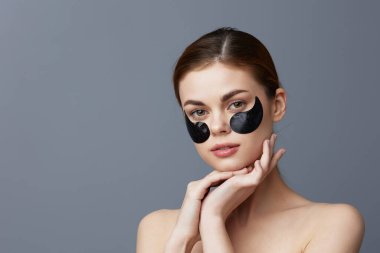 Güzel kadın izole edilmiş arkaplan pozu veren siyah lekelerle karşı karşıya