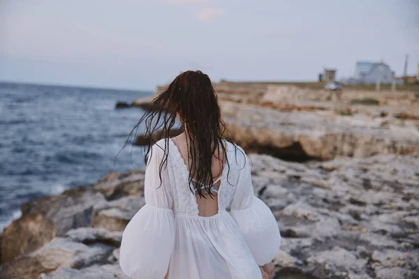 Γυναίκα σε λευκό φόρεμα καλοκαίρι με τα πόδια ωκεανό τοπίο ταξίδια — Φωτογραφία Αρχείου
