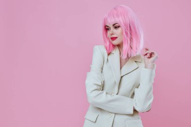 Beyaz ceketli genç kadın pembe saçlı Glamor Kozmetik pembe arka planı değiştirilmemiş