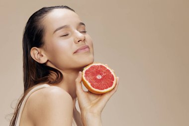 Güzel kadın greyfurt ellerinde gülümse vitaminler yakın çekim yaşam tarzı