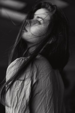 Güzel kadın saç stili lüks moda pozu siyah beyaz fotoğraf