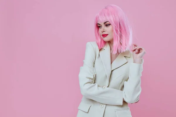 Νεαρή γυναίκα σε λευκό σακάκι ροζ μαλλιά Glamor Καλλυντικά ροζ φόντο αμετάβλητη — Φωτογραφία Αρχείου