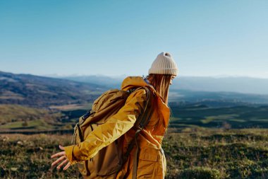 Kadın gezgin dağ tepesi doğa yolculuğu macera yaşam tarzı