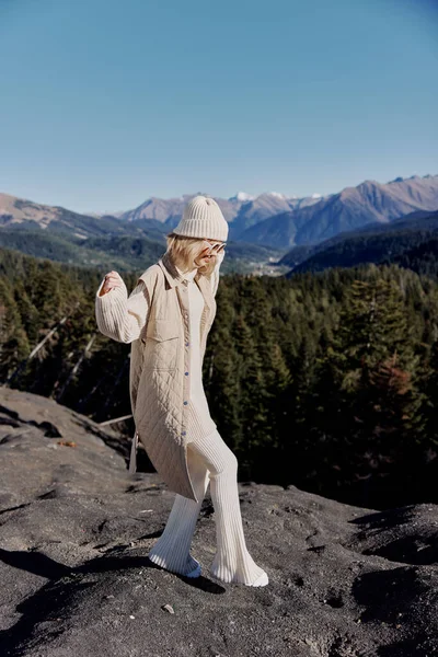 Turysta moda okulary góra szczyt natura wolność relaks — Zdjęcie stockowe
