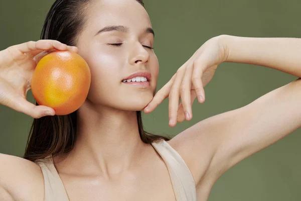 Frau Grapefruit in den Händen posiert saubere Haut isoliert Hintergrund — Stockfoto