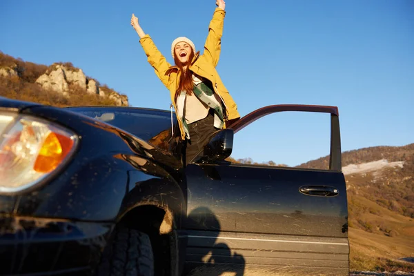 Γυναίκα τουρίστρια κοντά στο αυτοκίνητο θαυμάζοντας το τοπίο βουνά φύση Καθαρός αέρας — Φωτογραφία Αρχείου