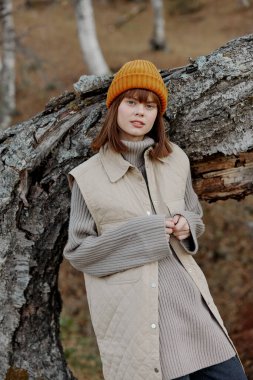 Turuncu şapkalı bir kadının portresi Sonbahar yaşam tarzı