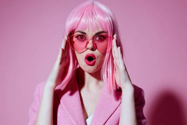 Schöne modische Mädchen gestikuliert mit seinen Händen mit einem rosa Jacke Farbe Hintergrund unverändert — Stockfoto