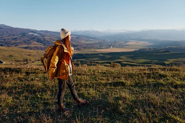 Frau bewundert die Landschaft Berge Natur Frische Luft — Stockfoto