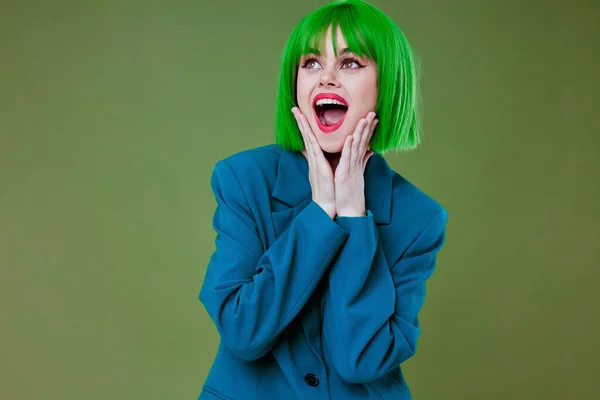 아름다운 패션 소녀의 재밌는 몸짓 손 녹색 머리 패션 배경 변경되지 않은 녹색 배경 — 스톡 사진