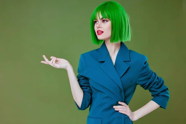 Όμορφη νεαρή γυναίκα ελκυστική εμφάνιση πράσινο περούκα μπλε σακάκι θέτοντας χρώμα φόντο αμετάβλητη — Φωτογραφία Αρχείου