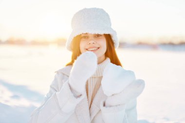 Güzel bir kadın kış havası, kar, poz verme, doğa dinlenme, temiz hava.