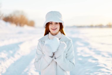 Kadın kış kıyafetleri kar yürüyüşü soğuk tatil karı ellerinde kalp şeklinde bir yaşam tarzı